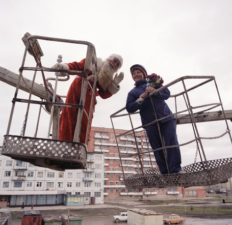 А мы монтажники, высотники! Дед Мороз поздравляет женскую строительную бригаду с Новым годом. Нижний Новгород, 1986 г.
