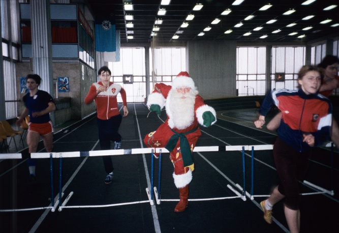 Дед Мороз показывает мастер-класс в беге с препятствиями. Чтобы успеть доставить все подарки, нужно держать себя в форме. Москва, 1986 г.