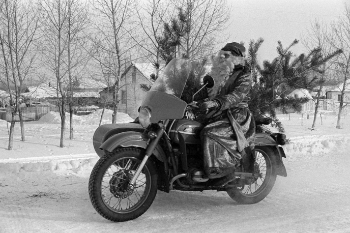 Дед Мороз на мотоцикле, везет новогоднюю елочку. Омская область, 1987 г.