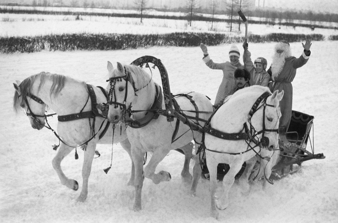 Дед Мороз и Снегурочка на тройке лошадей. Классический транспорт Деда Мороза. Москва, 1985 г.