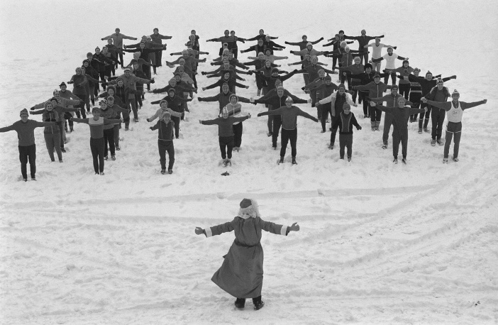 В здоровом теле здоровый дух. Дедушка Мороз преподает гимнастику на открытом воздухе. Москва, 1985 г. 