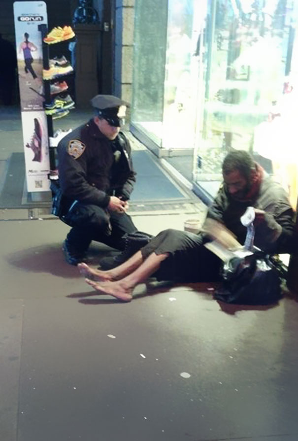 13. Нью-Йорк полицейский дарит обувь бездомному босому человеку. 