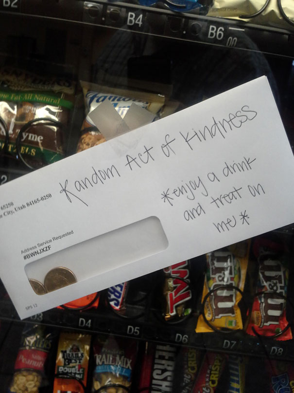 2. Кто-то решил сделать небольшой подарок для незнакомого человека, приложив конверт с мелочью к автомату с шоколадом. 