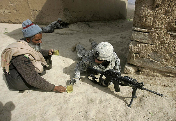 3. Афганец предлагает чашку чая солдату американской армии. Обратите внимание на вторую чашку в другой руке и солдата на заднем плане. 
