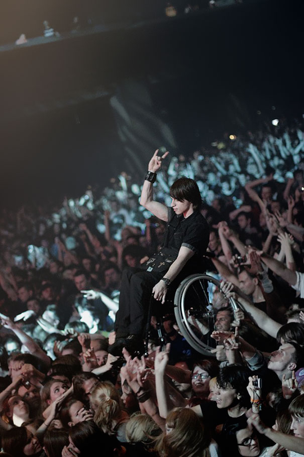 5. На концерте Korn в Москве фанаты подняли парня в инвалидном кресле, чтобы ему было лучше видно сцену. 
