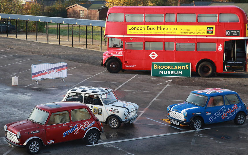 Алистер Моффат из Stunt Drive UK поставил рекорд по параллельной парковке задом. 