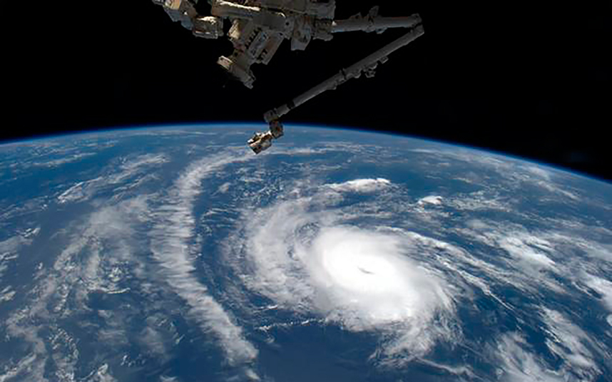 Ураган Дэнни, первый ураган 2015 года над Атлантикой.