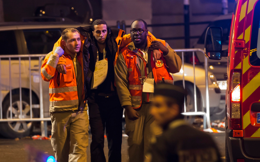 10. Эвакуация раненного со стадиона Стад де Франс