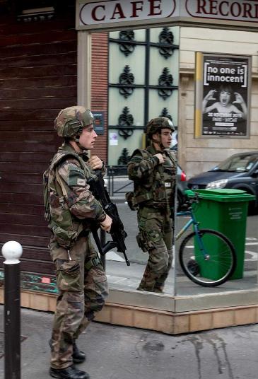 Силы французской армии развернуты на улицах Парижа