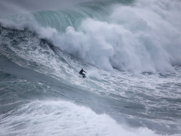 Огромные волны в Назаре начали формироваться 27 октября и до сих пор продолжают обрушиваться на побережье, к великой радости серферов и зрителей.