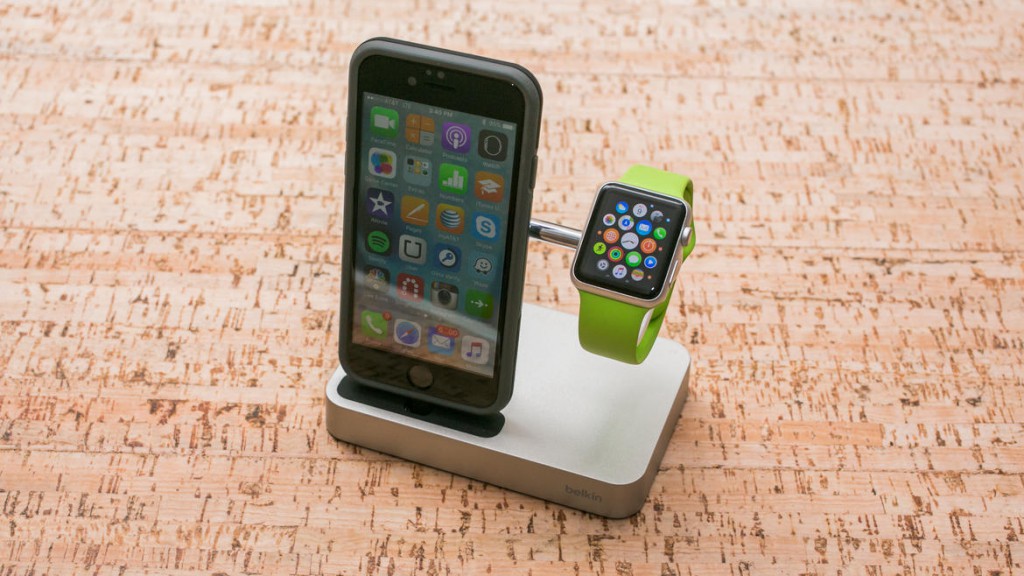 2. Зарядка Belkin для Apple iPhone и Apple Watch. Выглядит очень стильно. Вместе с потрясающим внешним видом вы получаете отличную зарядку сразу для двух устройст Apple. 