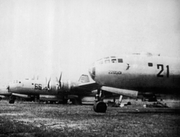 3. Ту-4 - четырехмоторный бомбардировщик, стоящий на вооружении советской армии с конца 1940-х до середины 1960-х. Самолет был копией американского Boeing B-29.