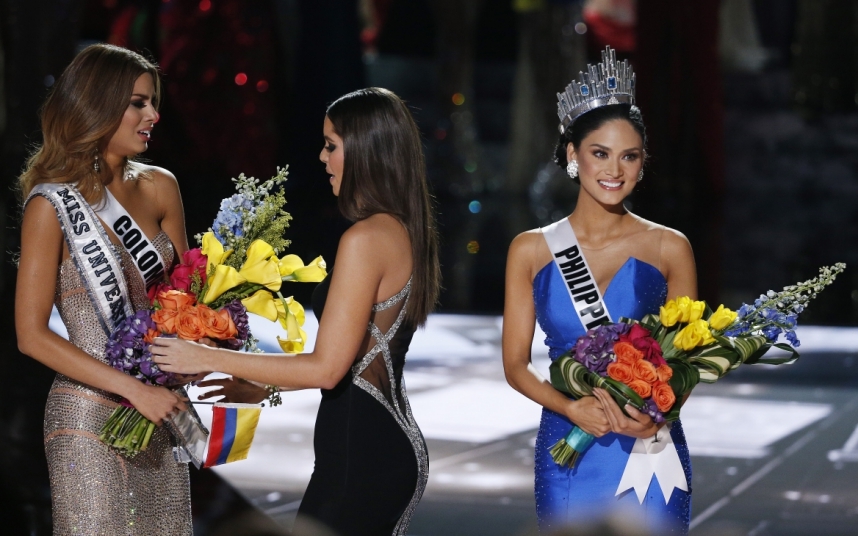 6. После того, как с мисс Колумбии сняли корону и водрузили на голову Мисс Филиппины, зал неодобрительно загудел.