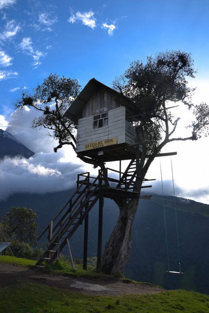 8. Ла Каса-дель-Арбол. Это единственный в своем роде дом на дереве, растущем у обрыва скалы. Расположен дом в Баньос, Эквадор.
