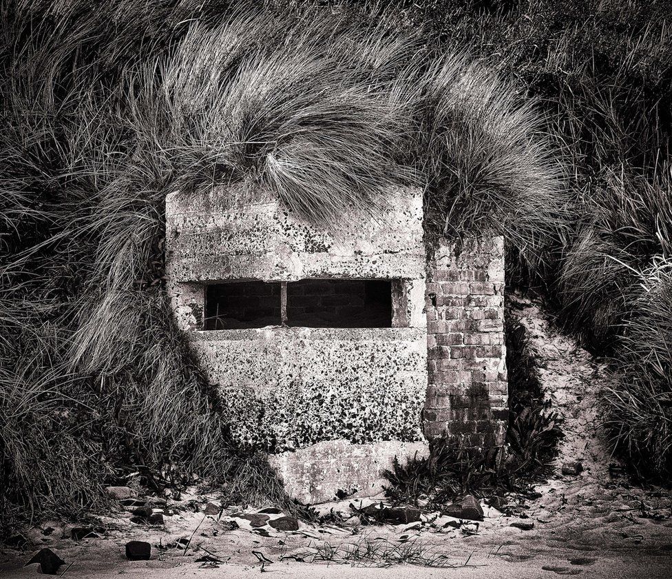 1. Фотограф Derek Snee запечатлел на фото небольшой дот, построенный на побережье Нортумберленд (Англия), во время Второй мировой войны. Сегодня дот одиноко стоит на фоне песчаных дюн.