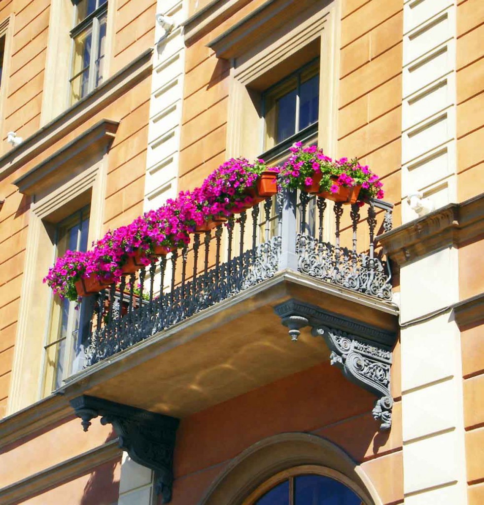 1. Традиция декорировать балкон цветами популярна во всем мире.