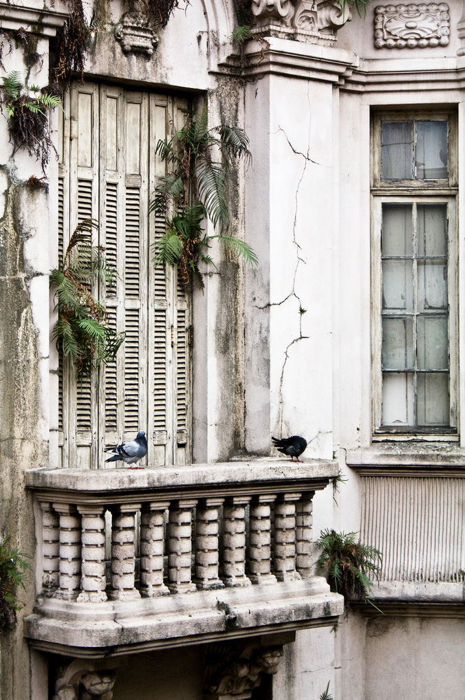 11. Заброшенный, но все равно прекрасный балкон в Бразилии.