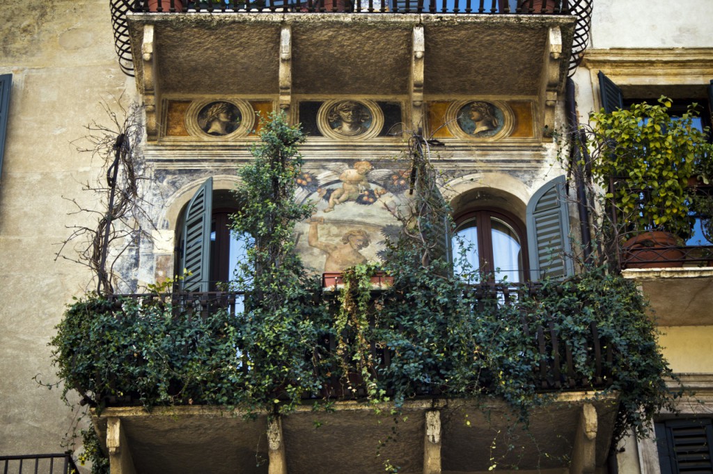 15. В Италии балконы – это целое произведение искусства. Верона, Италия.