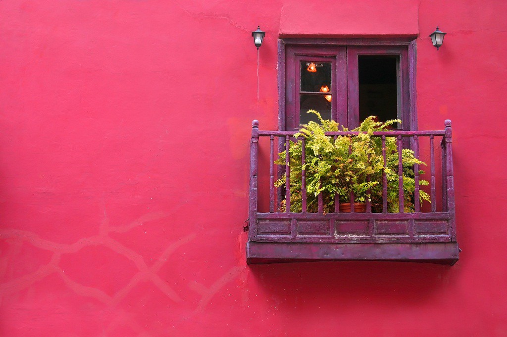 17. В городе Малага, на юге Испании, балконы радуют яркими красками.