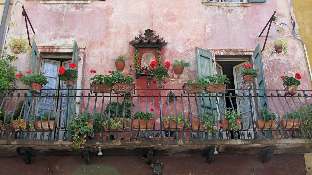 21. Балкон в Бардолино, провинция Верона, Италия.