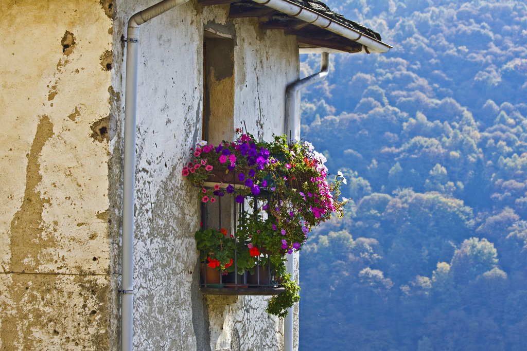 26. Красивый вид с балкона в Аурано, регион Пьемонт, Италия.