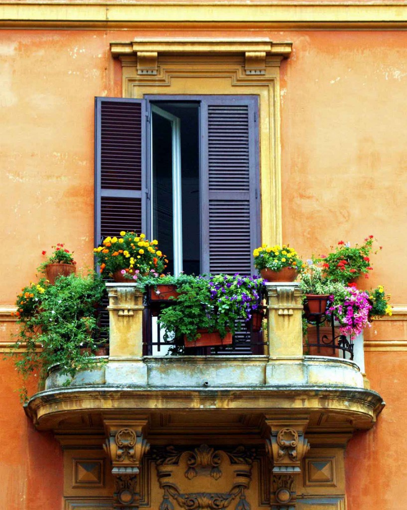 4. Классический итальянский балкон, украшенный цветами и зеленью.