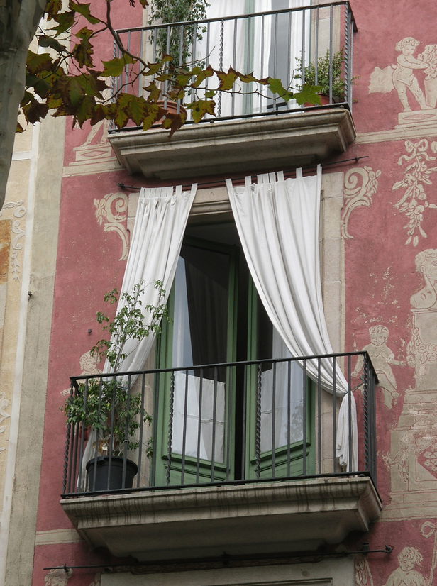 8. Иногда балкон украшают занавесками снаружи. Испания, Барселона.