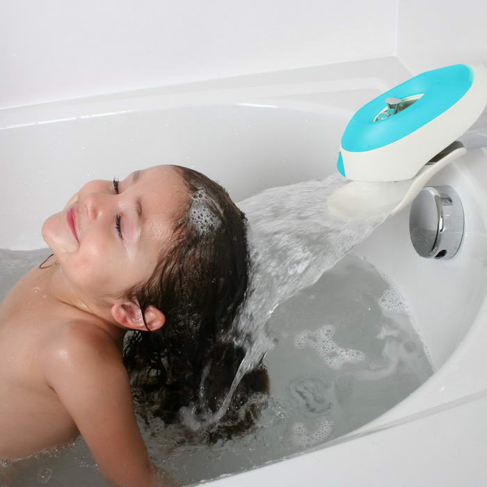 1. Дефлектор воды Boon Flo, представляет собой насадку на кран, которая распыляет воду и создает эффект водопада. Дефлектор сделан из мягких материалов, безопасных даже для ребенка. Специальный отсек для пены позволит сделать настоящий пенный водопад.