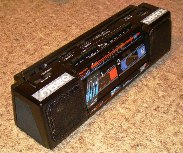 9. Кассетник или кассетный аудиомагнитофон. Особым шиком были двухкассетники. 