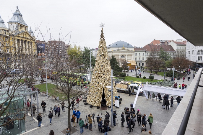 10. 16-метровая новогодняя елка от дизайн-студии Hello Wood украшает центр города Будапешт, Венгрия. На постройку ушло 40 тонн дров, которые затем были розданы бедным семьям.