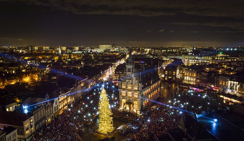 12. Рождественская елка на центральной площади в Гауда, Нидерланды.