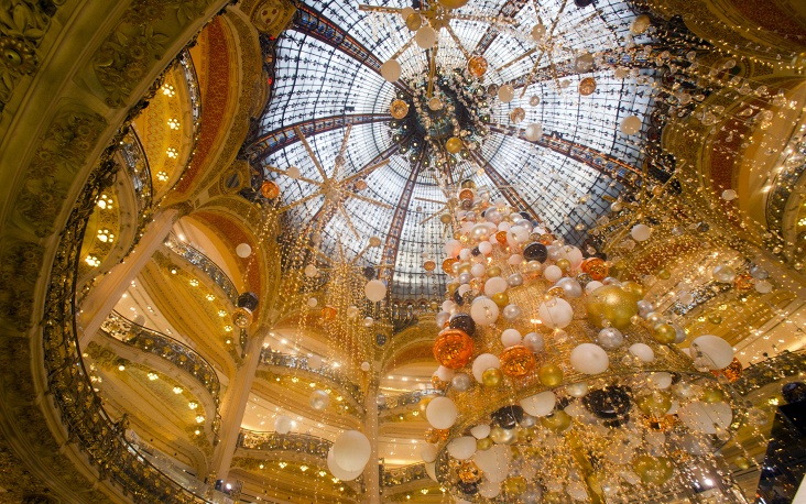 15. Рождественская елка, возведенная в центре универмага в Париже, Франция.