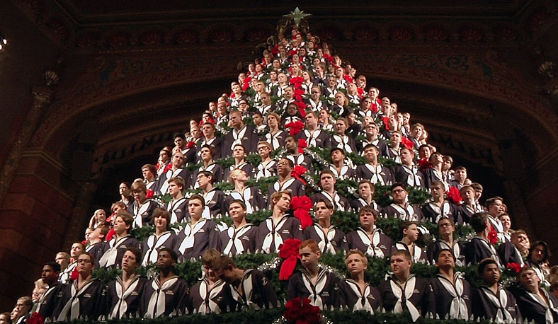 3. Члены хора Mona Shores High School выстроились в виде Рождественской елки, США.