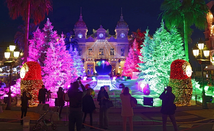 7. Рождественские елки перед Казино Монте-Карло в Монако.