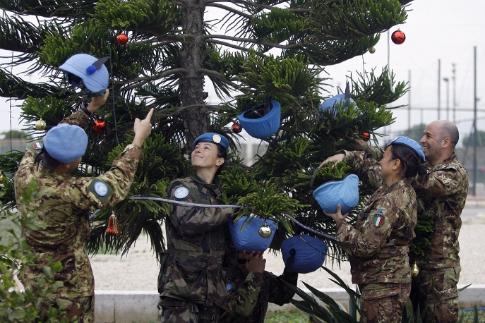 9. Итальянские миротворцы ООН, украшающие елку шлемами на базе ООН в Ливане.