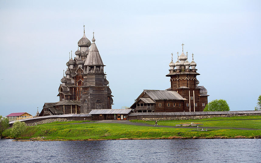 3. Церковь Преображения Господня на острове Кижи. Попасть туда можно из Петрозаводска. 