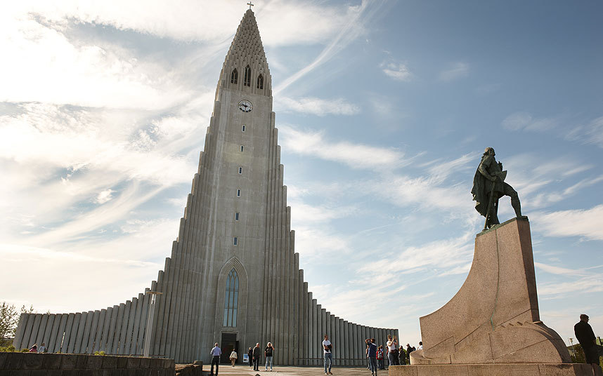 9. Хадльгримскиркья, Исландия. Церковь высотой 73 метра. Строительство началось в 1945 году.
