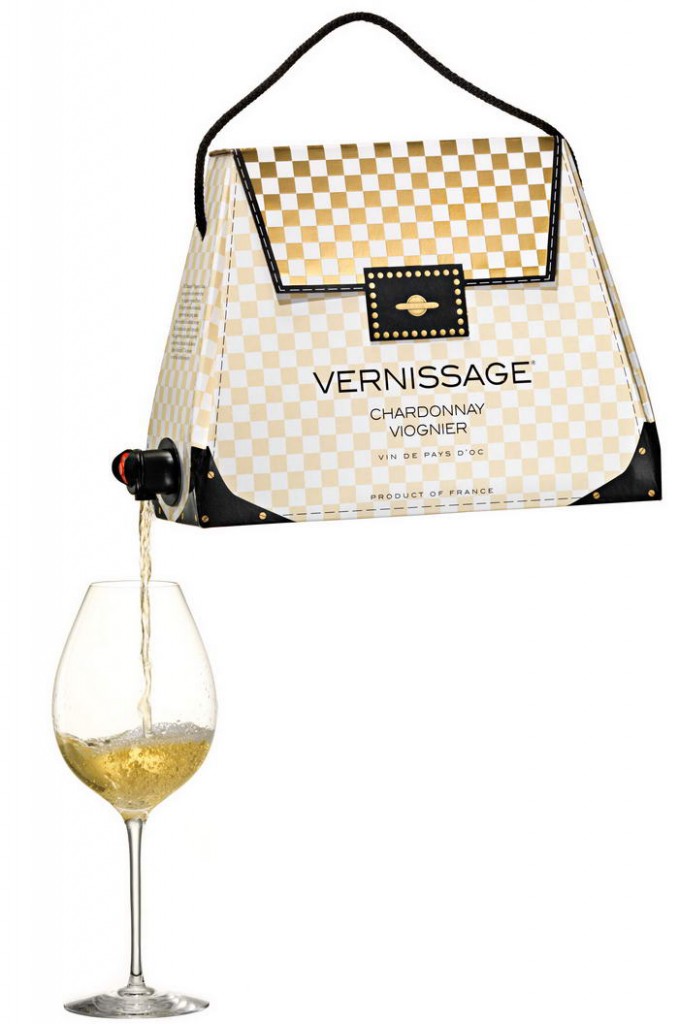 4. Еще один креативный дизайн винной упаковки в виде модной сумочки.