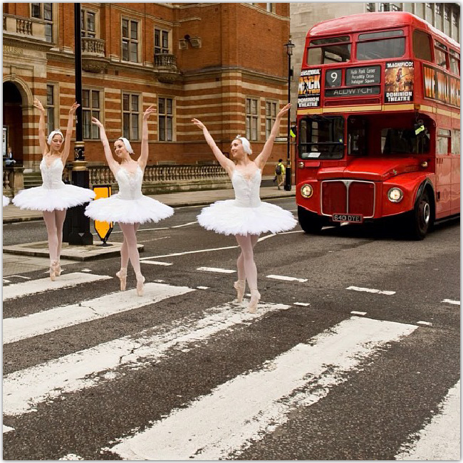 2. Три изящные балерины на одной из лондонских улиц.