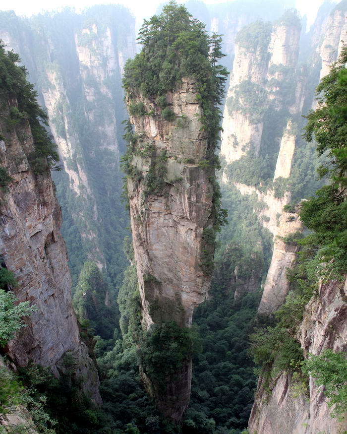 5. Горы Тианзи в Китае. Эти удивительные горы притягивают туристов со всего мира. 