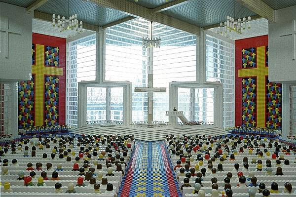 1. Церковь, построенная из LEGO в которой расположились 80 лего-человечков. 