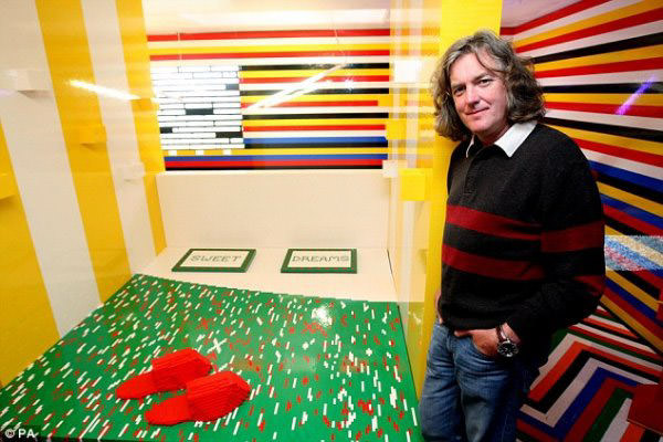 11. Дом состоит из 3,3 миллионов кирпичиков Lego. На фото создатель дома - Джеймс Мэй.