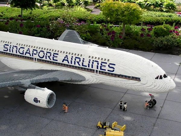 14. Лего Airbus A380. Сделано в масштабе 1:25. Длина самолета 9,5 метров. Для постройки А380 использовалось 100 кг кирпичиков Лего.