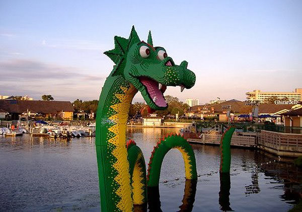 15. Лего дракон рядом с магазином Lego в Диснейленде во Флориде.