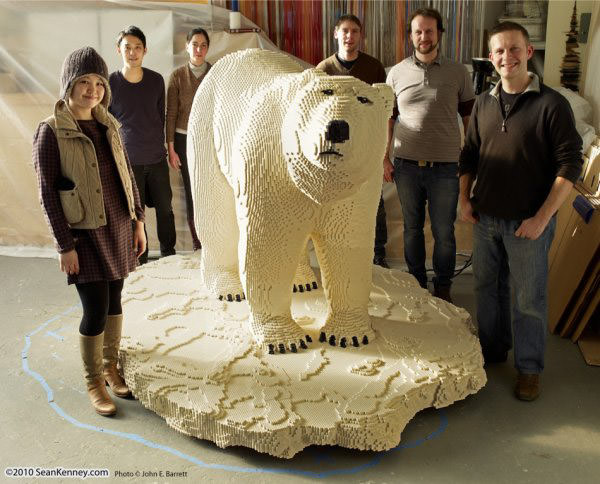 16. Эта скульптура полярного медведя содержит более 95 000 кубиков LEGO. На ее постройку ушло более 1100 часов.