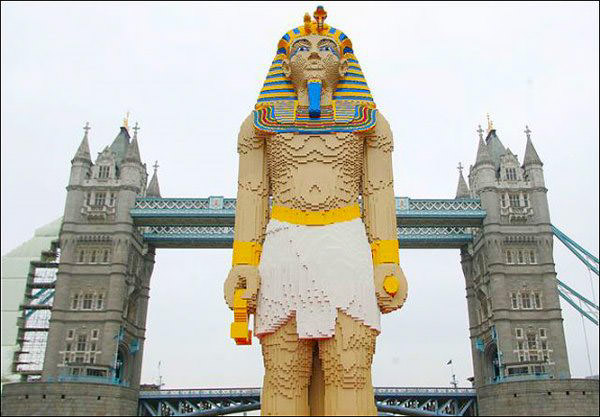 19. Статуя Фараона высотой 4,9 метров. Состоит из 200 000 деталей и весит более тонны.