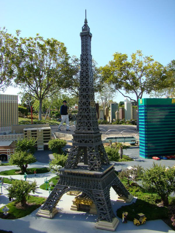 20. Эйфелева башня в Legoland.