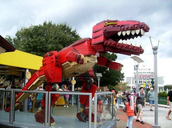21. Гигантский тираннозавр, созданный из мельчайших кубиков LEGO.