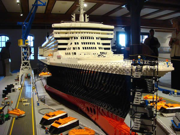 22. Океанский лайнер Queen Mary 2, созданный из кубиков LEGO.