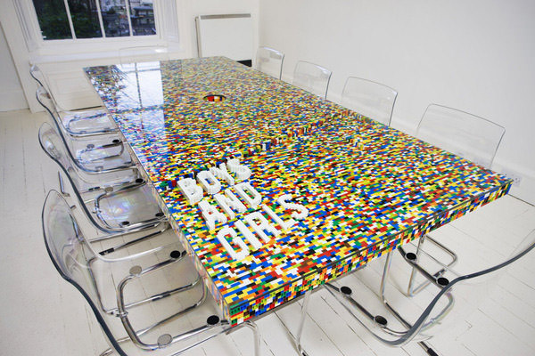 3. LEGO стол, построенный из 22 742 разноцветных кубиков. Никакого клея. Отличная идея для современного интерьера. Теперь вы тоже можете купить конструктор lego и собрать такой стол. Сверху на стол помещен 10мм лист закаленного стекла. 